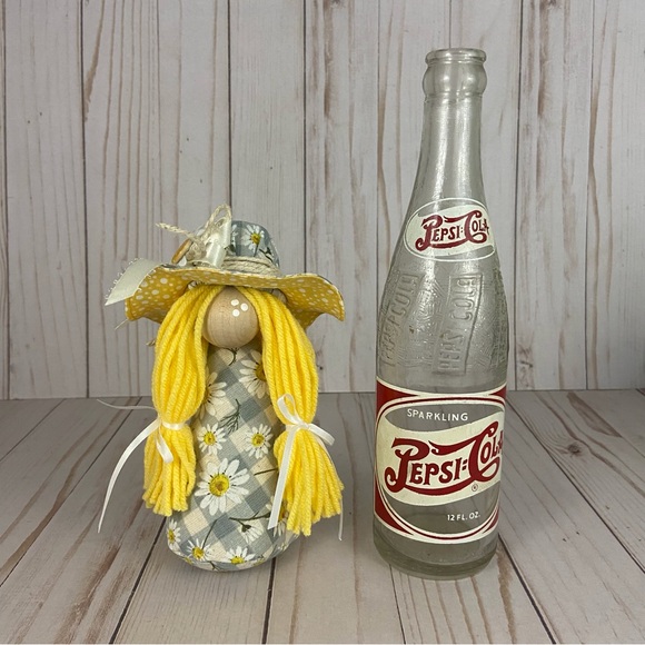 🚫SOLD🚫Spring Gnome Girl Yellow Daisy Shelf Sitter Tiered Tray Decor Easter - Picture 13 of 13